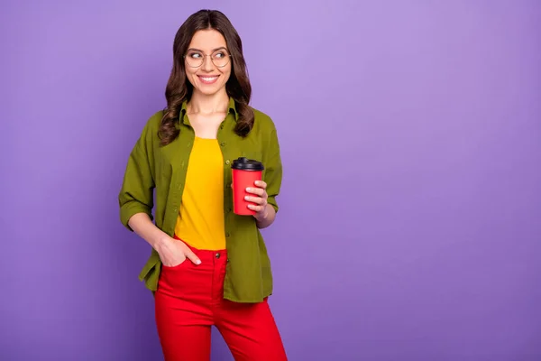 Retrato de linda chica agradable contenido bonito disfrutar del tiempo libre de verano celebrar bebida de cacao caliente para llevar taza look copyspace desgaste ropa de estilo casual aislado sobre fondo de color violeta — Foto de Stock