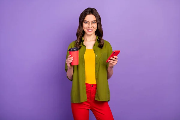 Retrato de ella ella agradable atractivo encantador bastante encantador alegre chica de pelo ondulado utilizando aplicación dispositivo 5g beber latte aislado en brillante brillo vivo vibrante lila violeta color púrpura fondo — Foto de Stock