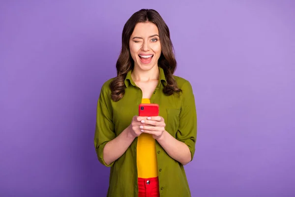 Retrato de chica energética emocionada uso de teléfono inteligente disfrutar de la búsqueda de noticias de redes sociales guiño parpadeo desgaste buen traje de aspecto aislado sobre fondo de color violeta — Foto de Stock