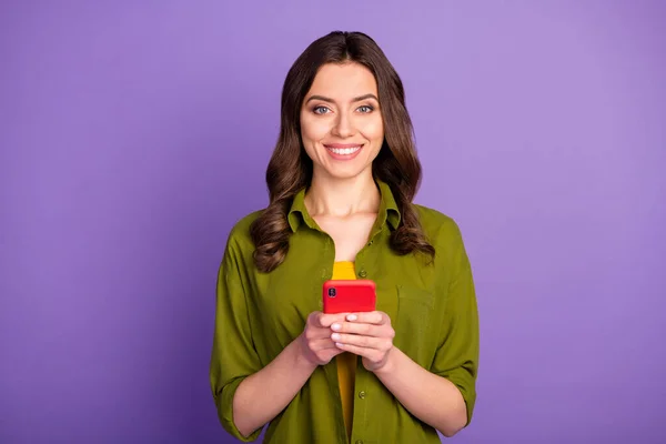 Retrato dela ela agradável atraente linda bonita encantadora alegre alegre menina de cabelos ondulados usando celular repost compartilhar bate-papo isolado no brilho vívido vibrante lilás violeta cor roxa fundo — Fotografia de Stock