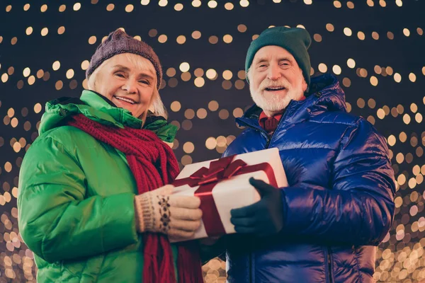 Gråvitt hår två personer gamla föräldrar gift par kvinna man njuta av jul jul atmosfär promenad grepp ge stora dröm presentförpackning under kvällen belysning — Stockfoto