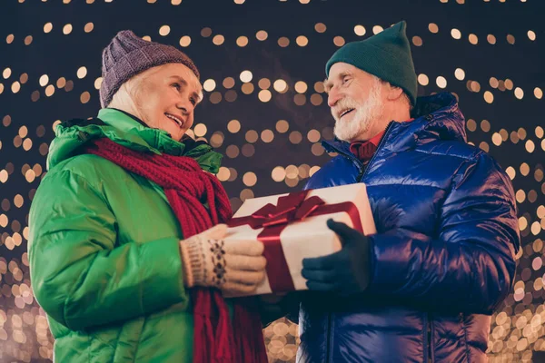 2人の古い両親グレーの白い髪の結婚したカップルは2021年のクリスマスを満たしています。 — ストック写真