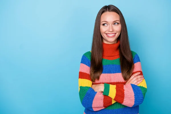 Portret van positieve vrolijke meisje werknemer cross hands look copyspace genieten beslissen kiezen werk keuze dragen regenboog stijl trui geïsoleerd over blauwe kleur achtergrond — Stockfoto