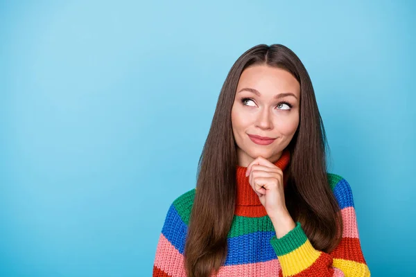 Portret van minded girl look copyspace touch vingers kin denken gedachten beslissen keuze oplossing dragen regenboog stijl trui geïsoleerd over blauwe kleur achtergrond — Stockfoto