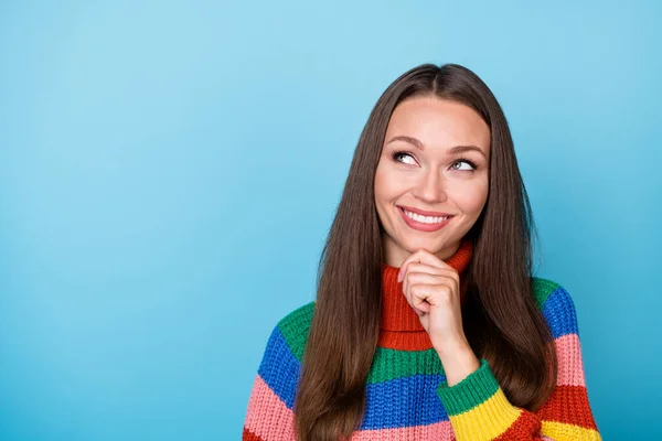 긍정적 인 정신을 가진 소녀가 자신의 사진을 복제하는 것처럼 보이는 턱을 보며 계획이 파란 배경 위에 고립 된 무지개 스타일의 스웨터를 입는 것을 즐긴다고 생각 한다 — 스톡 사진