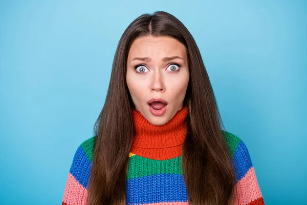 Que inacreditável. Menina surpreendida se sentir frustrado ouvir informações notícias lgbt horrível desgaste elegante camisola arco-íris na moda isolado sobre fundo de cor azul — Fotografia de Stock