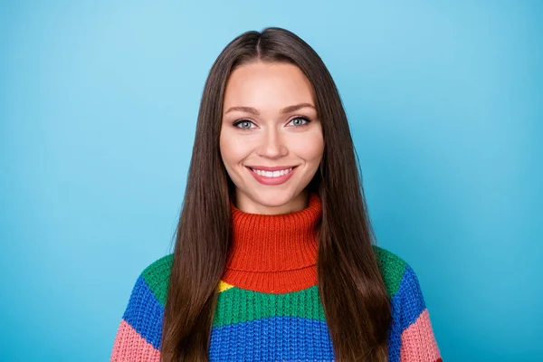 Retrato de encantador menina adorável menina olhar bom na câmera de dentes sorrindo estilo de desgaste elegante moderno jumper isolado sobre fundo de cor azul — Fotografia de Stock