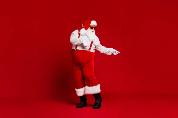 Pleine longueur taille du corps vue de son il attrayant cool drôle de graisse aux cheveux blancs Santa danse avoir plaisir repos relax isolé lumineux vif éclat vibrant rouge bordeaux fond de couleur marron — Photo