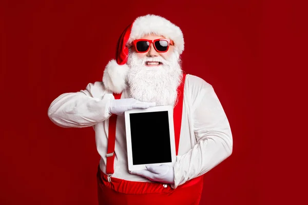 Portret van zijn hij aantrekkelijke vrolijke vrolijke vet wit-harige Kerstman vasthouden in handen demonstreren ebook geïsoleerde helder levendig glans levendig rood bordeaux kastanjebruin kleur achtergrond — Stockfoto