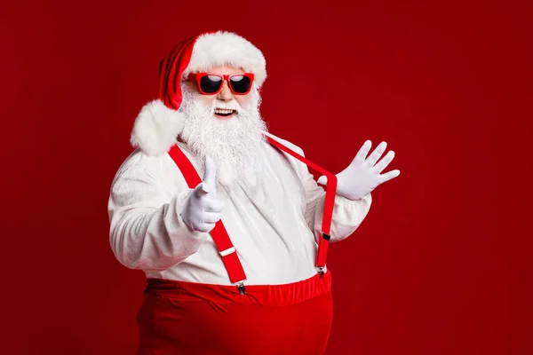 Profil Seitenansicht Porträt seiner attraktiven fröhlich fröhlich fett weißhaarige Weihnachtsmann zeigt auf Sie Datum laden isoliert hell lebendigen Glanz lebendigen roten Burgunder kastanienbraunen Hintergrund — Stockfoto