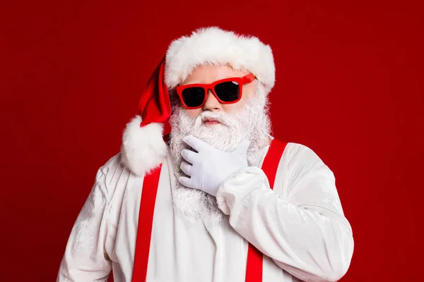 Retrato de cerca de su atractivo confiado travieso arrogante arrogante de pelo blanco Papá Noel tocando la barba pensando aislado sobre brillante brillo vivo vibrante rojo burdeos color granate fondo — Foto de Stock