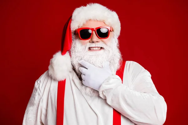 Close-up portret van zijn aantrekkelijke zelfverzekerde vrolijke witharige Santa vader aanraken baard feestelijke geïsoleerd over heldere levendige glans levendige rode bordeaux kastanjebruin kleur achtergrond — Stockfoto