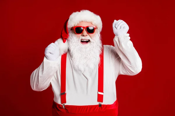 Retrato de sua ele atraente alegre sorte alegre pai de Santa de cabelos brancos se divertindo regozijando celebratório isolado sobre brilhante brilho vívido vermelho vibrante cor marrom borgonha fundo — Fotografia de Stock