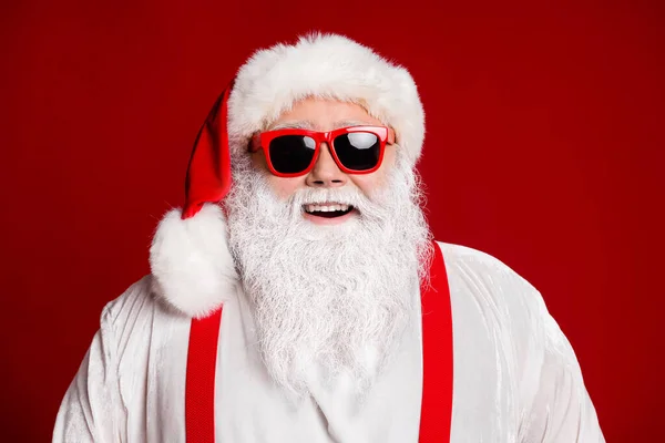 Close-up portret van zijn hij aantrekkelijke vrolijke vrolijke Santa vader het hebben van plezier Eve Noel dag geïsoleerd over heldere levendige glans levendige rode bordeaux kastanjebruin kleur achtergrond — Stockfoto