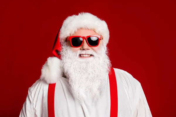 Gros plan portrait de son il attrayant joyeux joyeux Père Noël père houx humeur joyeuse isolé sur vif brillant vif rouge vif bordeaux fond de couleur marron — Photo