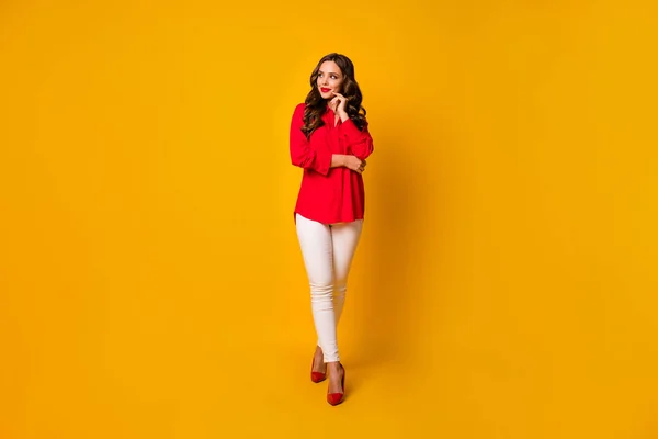 Full längd foto av attraktiva företag dam hålla händerna sidor långa ben korsade ser tomt utrymme slitage rött kontor skjorta vita byxor hög klackar isolerad gul levande färg bakgrund — Stockfoto