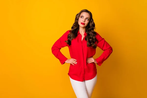 Foto av attraktiva vackra affärer dam hålla händerna vid sidorna ser undrade tomt utrymme drömmare bära röd kontor skjorta vita byxor isolerad gul levande färg bakgrund — Stockfoto