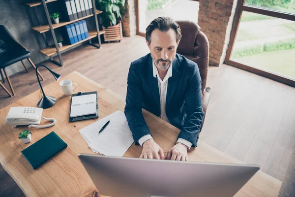 Sopra alto angolo vista ritratto del suo bel allegro occupato uomo di sicurezza squalo esperto digitando preparare rapporto annuale piano a moderno loft mattone luogo di lavoro industriale stazione open space — Foto Stock