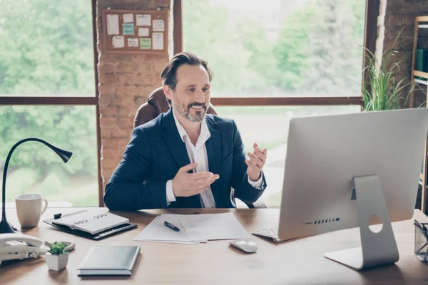 Foto de inteligente inteligente confianza agradable gerente seguro de sí mismo tener conferencia en línea a través de chat de vídeo sentado en la oficina — Foto de Stock