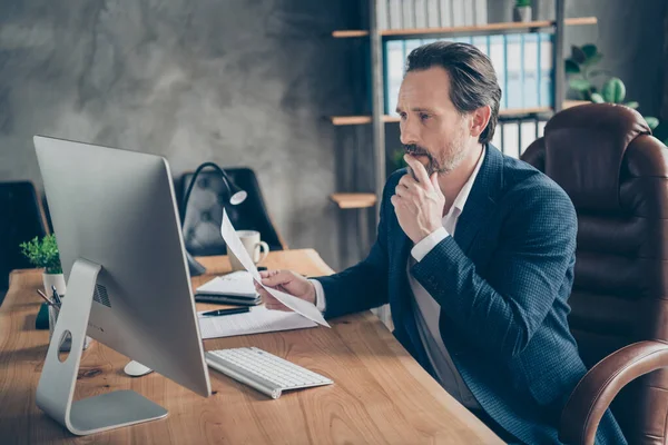 Profil Seitenansicht Porträt seiner schönen schönen schönen beschäftigten Mann Führungskraft Spezialist Online-Terminbericht Projekt Start-up Finanzierung Ergebnis Verkäufe an modernen Betonarbeitsplätzen Station — Stockfoto