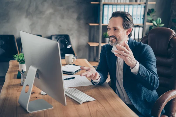 Perfil vista lateral retrato de su buen guapo hombre alegre jefe jefe jefe ejecutivo especialista en línea reunión discutir proyecto de puesta en marcha en la moderna loft hormigón industrial lugar de trabajo estación — Foto de Stock