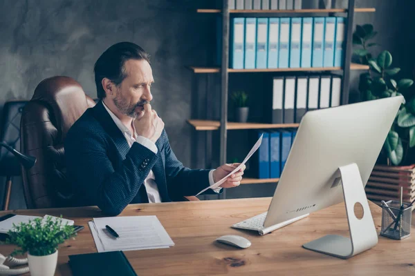 Profil Seitenansicht Porträt seines schönen gutaussehenden fokussierten Mannes qualifizierter Fachmann beim Lesen von Projektanlaufdokumenten an modernen Betonarbeitsplätzen — Stockfoto