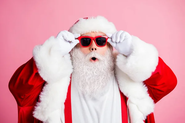 Omg nuovi sconti sogno anno. Sorpreso Babbo Natale toccare la sua occhiali impressionato vacanza regalo preparazione indossare guanti bianchi bretelle isolato su sfondo color pastello — Foto Stock