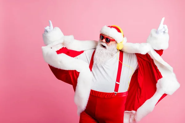 照片疯狂时髦酷胡子桑塔克劳斯欣赏立体声音量音乐耳机欢快新年圣诞歌曲穿裤子吊带太阳镜孤立的彩色背景 — 图库照片