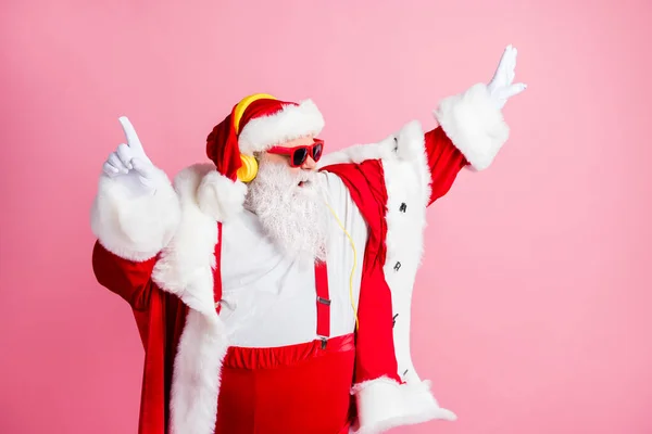 Foto funky pazzo Babbo Natale godere di ascoltare x-mas Natale newyear magia radio canzone cuffie danza evento indossare bretelle di occhiali da sole copricapo isolato colore pastello sfondo — Foto Stock