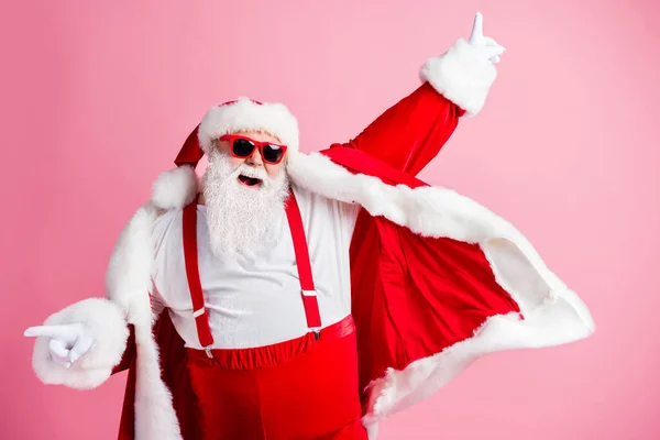 Foto von verrückt lustig fett Weihnachtsmann mit großem Bauch genießen Sie Weihnachten fröhliche Veranstaltung Diskothek Tanz heben Finger tragen Kopfbedeckung Strapse isoliert über pastellfarbenem Hintergrund — Stockfoto