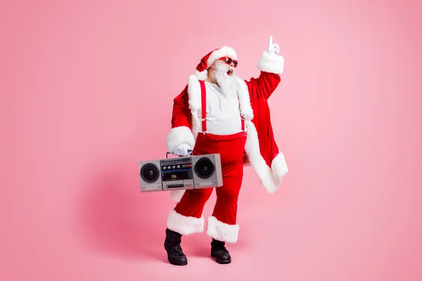 Pełna długość zdjęcie szalony funky broda tłuszcz Santa Claus trzymać boom box cieszyć rytm dźwięk muzyka x-mas Boże Narodzenie disco nosić nakrycie głowy sunglass szelki buty odizolowany pastelowy kolor tło — Zdjęcie stockowe