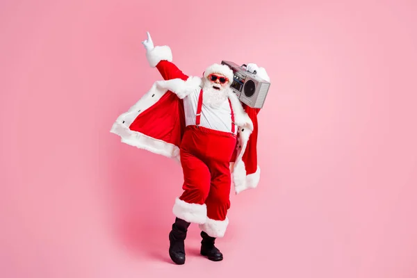 2021 x-mas início da festa de Natal. Corpo inteiro foto louco barbudo sobrepeso santa claus barriga grande dança levantar dedo segurar boom caixa desgaste sol chapéu suspensórios isolado pastel cor fundo — Fotografia de Stock