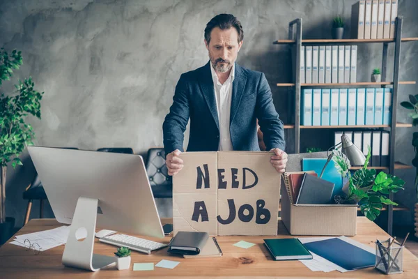 Foto de despedida triste trabalhador demitido idade madura cara desempregado cartão cartaz cartaz banner pesquisa trabalho mundo crise arruinado carreira local de trabalho demitido pacote material moderno escritório mesa de desktop dentro de casa — Fotografia de Stock