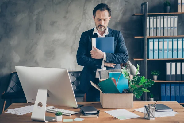 Foto der gefeuerten Verzweiflung trauriger Arbeiter reifer Kerl Manager verlor Job halten Umarmung Tagebuch schlechte Laune packen Sachen Karton Mitarbeiter Box großer Bildschirm Tisch Büro Finanzkrise Desktop drinnen — Stockfoto