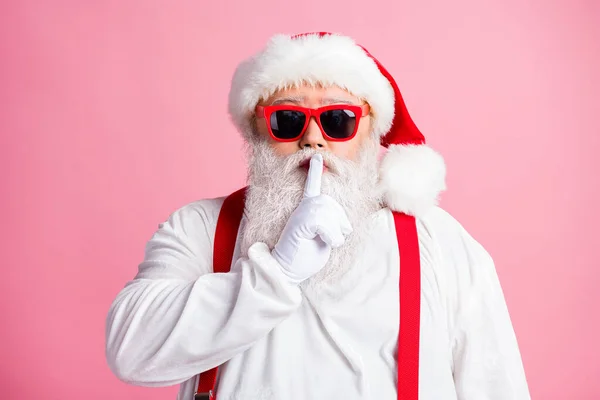 深刻なサンタクラスはしたくないx-masクリスマスの到来プレゼントプレゼント現在の配信機密計画失敗指唇を入れていないと言うトレンディーなヘッドウェア手袋全体孤立したパステルカラーの背景を着用 — ストック写真