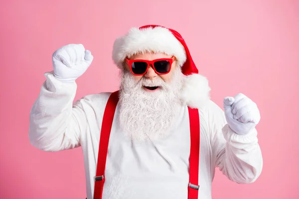 Photo delighted crazy Santa Claus podnieść pięści cieszyć x-mas Boże Narodzenie tradycji zniżki loteria wygrać nosić styl modne sunglass szelki rękawice odizolowane pastelowy kolor tła — Zdjęcie stockowe