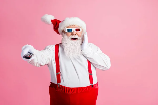 Portrét jeho hezký atraktivní veselý veselá radost ohromený tuk Santa sledování filmu video přepínání kanál těší zábava pobavení vzduch foukat vítr izolované růžové pastelové barvy pozadí — Stock fotografie
