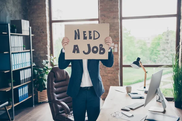 Fotografie náladové zoufalství propuštěn office worker mature guy hide closing face placard poster looking for new job unemployed concept workplace fired bad mood stand modern office indoors — Stock fotografie
