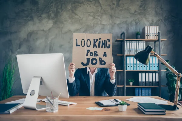 Son il a congédié courtier agent financier pauvre gars tenant dans les mains promo pancarte cachant visage à la recherche d'une nouvelle chance de l'économie de l'emploi assurance investissement au loft poste de travail industriel — Photo