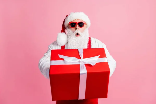 Omgの季節のショッピングセールx-masクリスマスプレゼント。驚きのサンタクラスは大きなギフトボックスオープン口の摩耗全体のサスペンダーサングラスヘッドウェア隔離されたパステルカラーの背景 — ストック写真