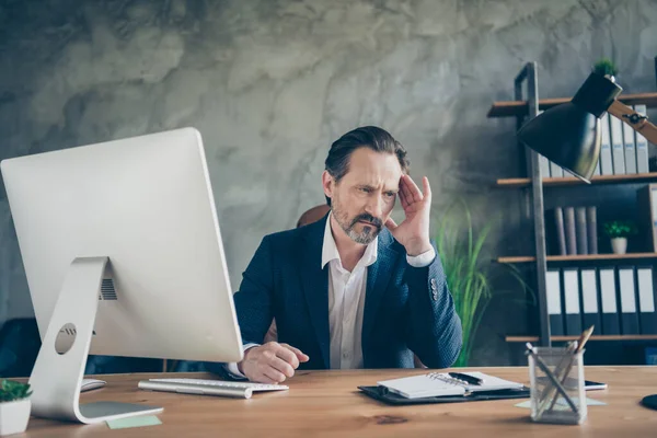 Retrato de su buen hombre apuesto deprimido sensación de mareo enfermedad crónica mal síntoma dolor virus de mediana edad atención de la salud en la moderna estación de trabajo de pared de hormigón industrial — Foto de Stock