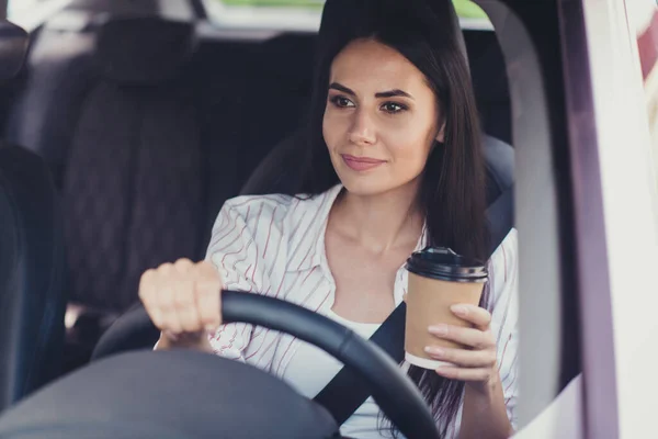 Portret de aproape a ei ea frumos atractiv fermecător conținut superb ocupat de succes femeie de afaceri de echitatie birou auto bea latte cacao blocaj de trafic de dimineață bună — Fotografie, imagine de stoc