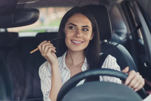 Primer plano retrato de ella ella agradable atractivo encantador lindo magnífico glamoroso alegre dama cabalgando coche haciendo visage aplicando bb cc crema tono base rubor colorete —  Fotos de Stock