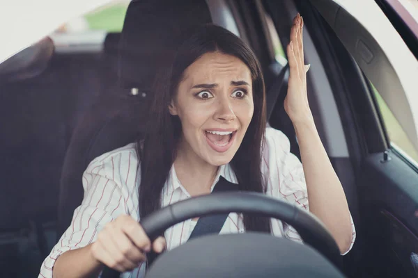 Gros plan portrait d'elle elle belle belle brune attrayant fou fille émotionnelle équitation nouveau bureau de voiture tôt le matin embouteillage de mauvaise humeur crier — Photo