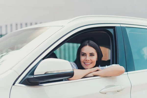 Foto de chica de ensueño paseo coche ciudad carretera ruta atascado atasco mirar ventana mantener la calma relajado fuera —  Fotos de Stock