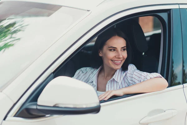 Gros plan portrait d'elle elle belle jolie jolie brune joyeuse femme d'affaires joyeuse profiter de l'apprentissage de l'équitation blanc nouveau véhicule autoroute loisirs — Photo