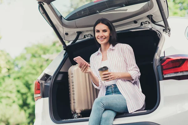 Retrato de ella ella agradable atractiva bastante alegre alegre dama sentada en camión usando aplicación dispositivo 5g orden de compras salir de beber cappuccino fin de semana de descanso tour al aire libre —  Fotos de Stock