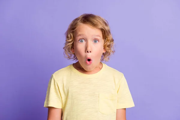 Retrato de niño asombrado mirada en la cámara con la boca abierta aislado sobre fondo de color violeta — Foto de Stock