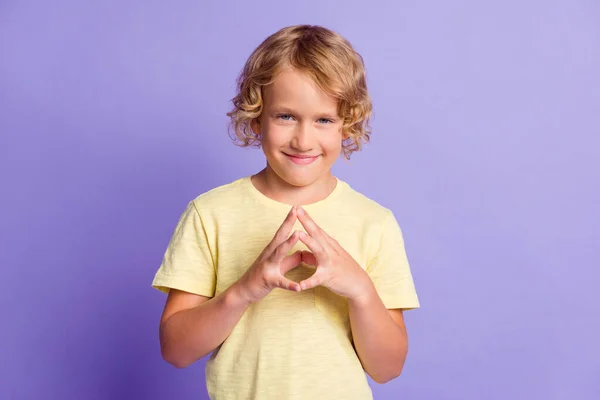 Retrato de criança pequena olhar na câmera planejamento piada desgaste casual estilo roupas isoladas sobre cor violeta fundo — Fotografia de Stock