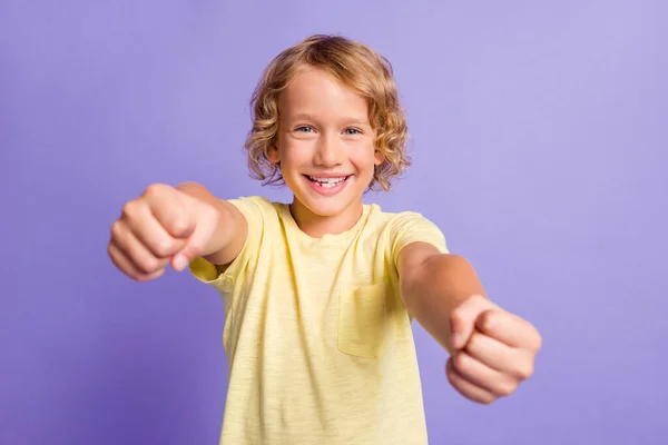 Фото маленького положительного мальчика представьте диск автомобиля носить желтую футболку изолированы на фиолетовом фоне цвета — стоковое фото